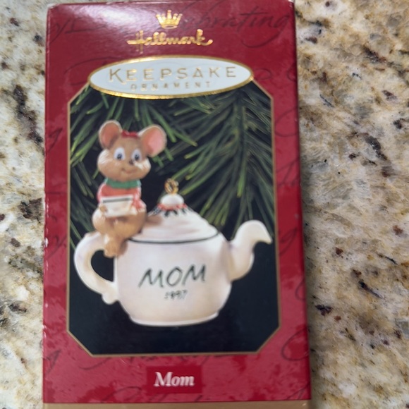 Vintage 1997 Hallmark Keepsake Christmas Ornament Mouse on Teapot Mom 1997 - Picture 5 of 11